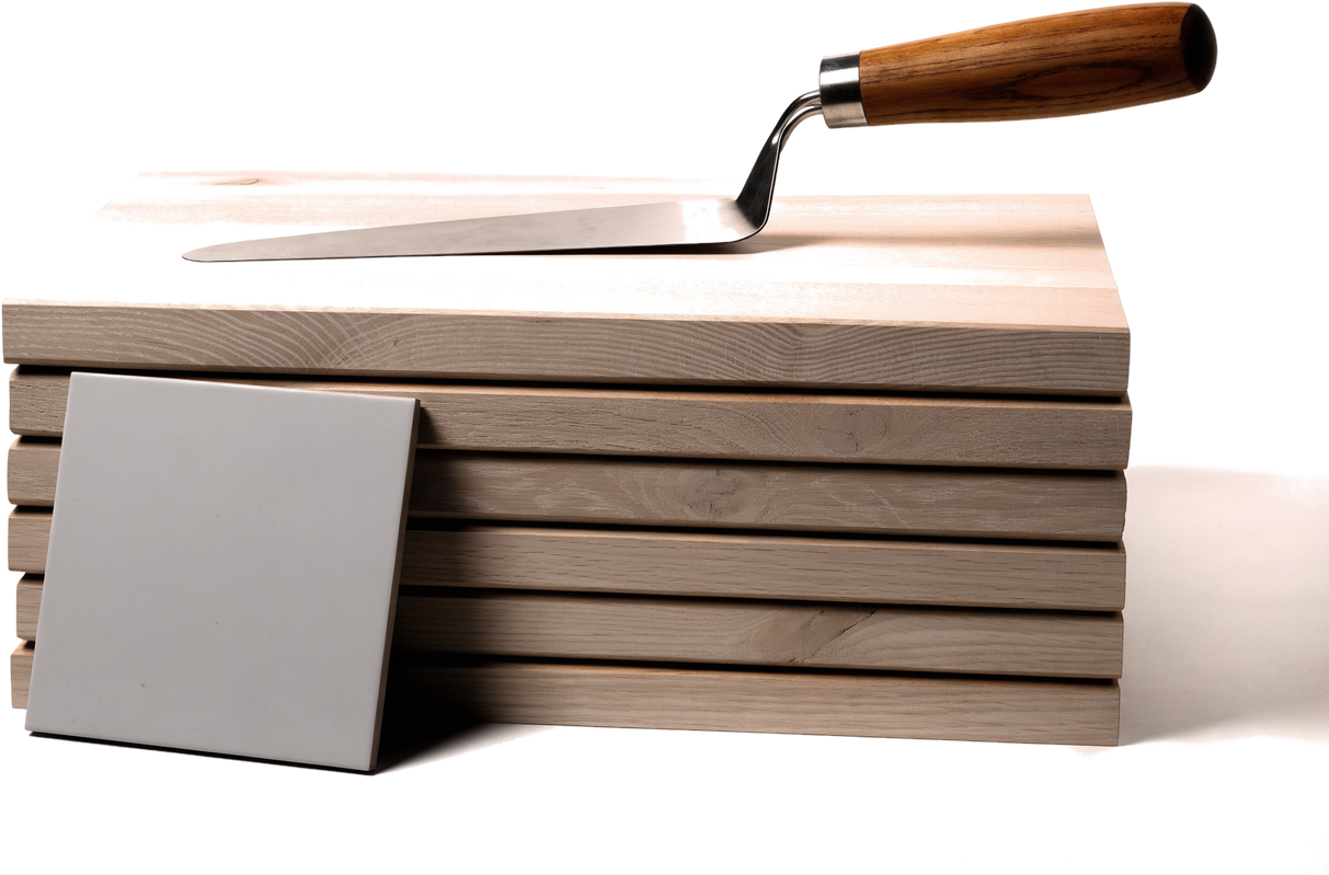 Freigestellter Stapel Eichendielen mit Glättkelle und einer Bodenfliese (Illustration)